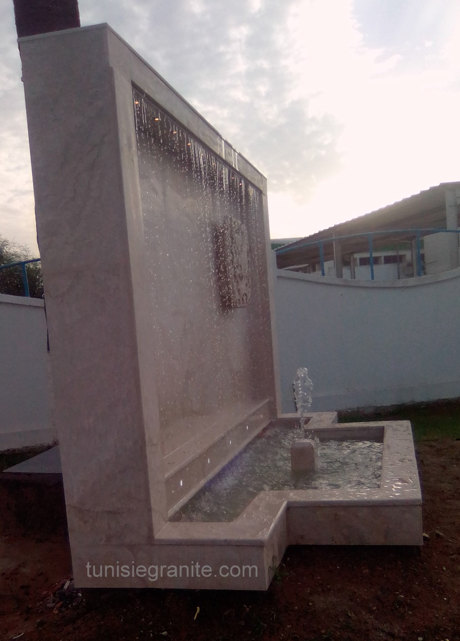 Cascade mure d'eau Borj El Amri école d'armé de l'aire